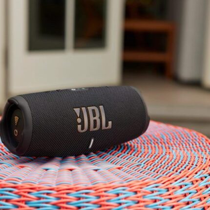 220722_jbl_aw_shot_03_exterior_charge5wifi__1351_x1_1-800x534-1