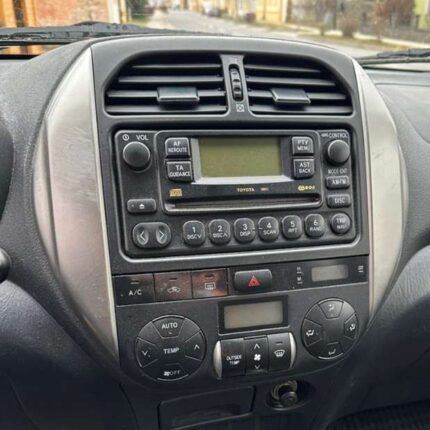 Toyota-RAV4-2001_dashboard_02