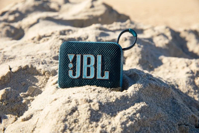 jbl_go_4_lifestyle_blue_4w8a2272_x1-800x533-1