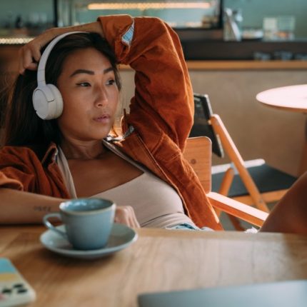 jbl_tune-520bt_lifestyle-image_white-800x533-1