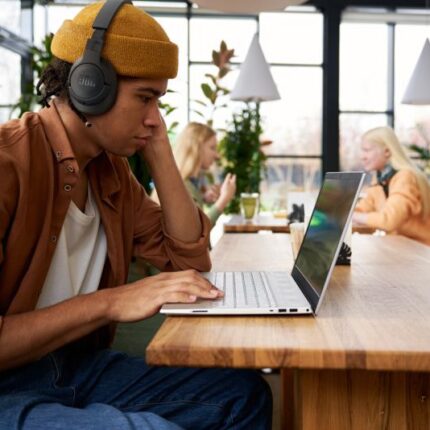 jbl_tune_770nc-lifestyle-image_black_anc-800x534-1