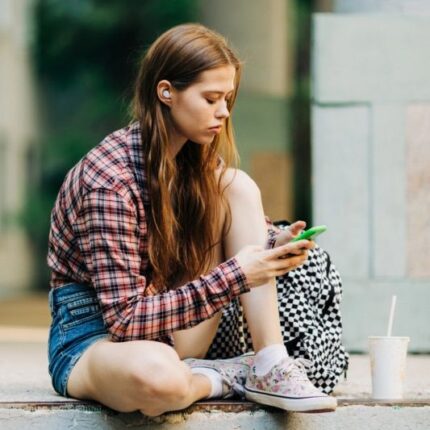 jbl_wave_vibe_buds_lifestyleimage_white-533x800-1