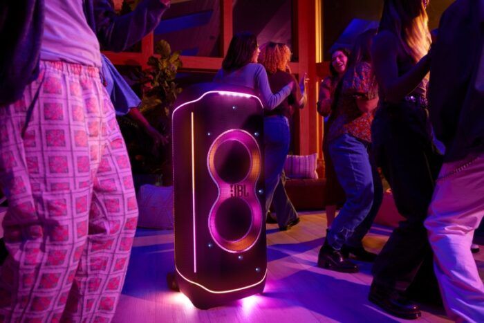 230524_jbl_aw_shot_09_pb_livingroom_1636_x1_lighting_x3-800x534-1-700x467